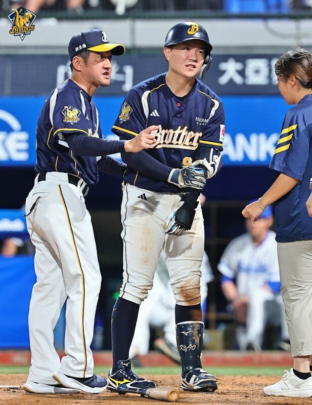 中職中信兄弟游擊手江坤宇（圖）6日遭觸身球保送，總教練平野惠一表示，目前還有腫脹疼痛感，7日不會先發。（中信兄弟提供）