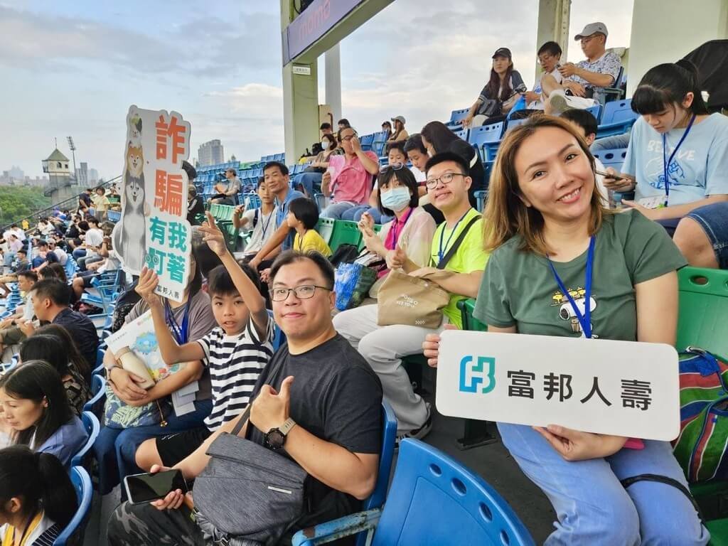 富邦人壽攜手賽珍珠基金會舉辦新住民「親子理財營」，透過寓教於樂等正向力量，深化穩健理財與運動平權觀念，7日也邀新住民家庭到球場觀賞中職賽事。（富邦人壽提供）中央社記者謝靜雯傳真  114年6月7日