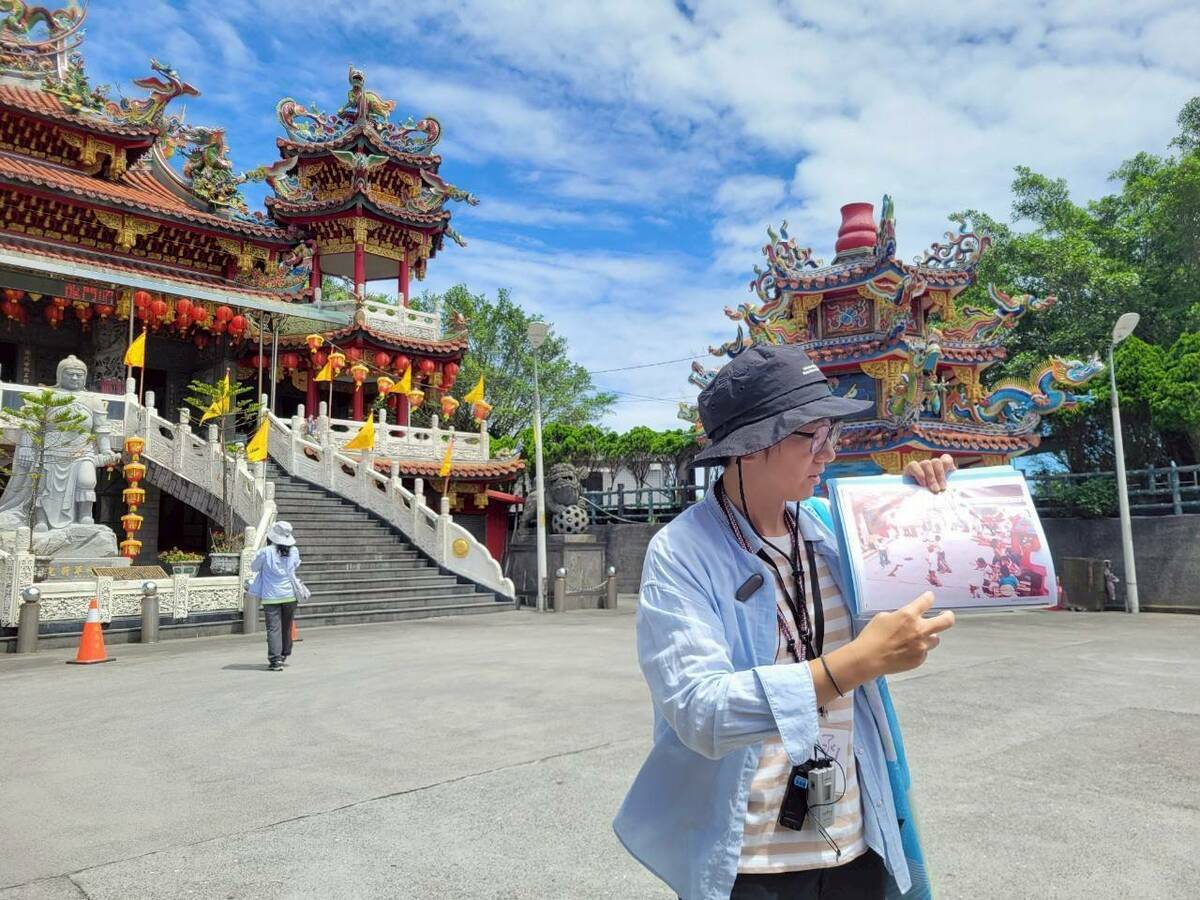 曙旅文化工作室吳函恩於昭惠廟介紹龍門聚落發展歷史。 圖：東北角管理處提供