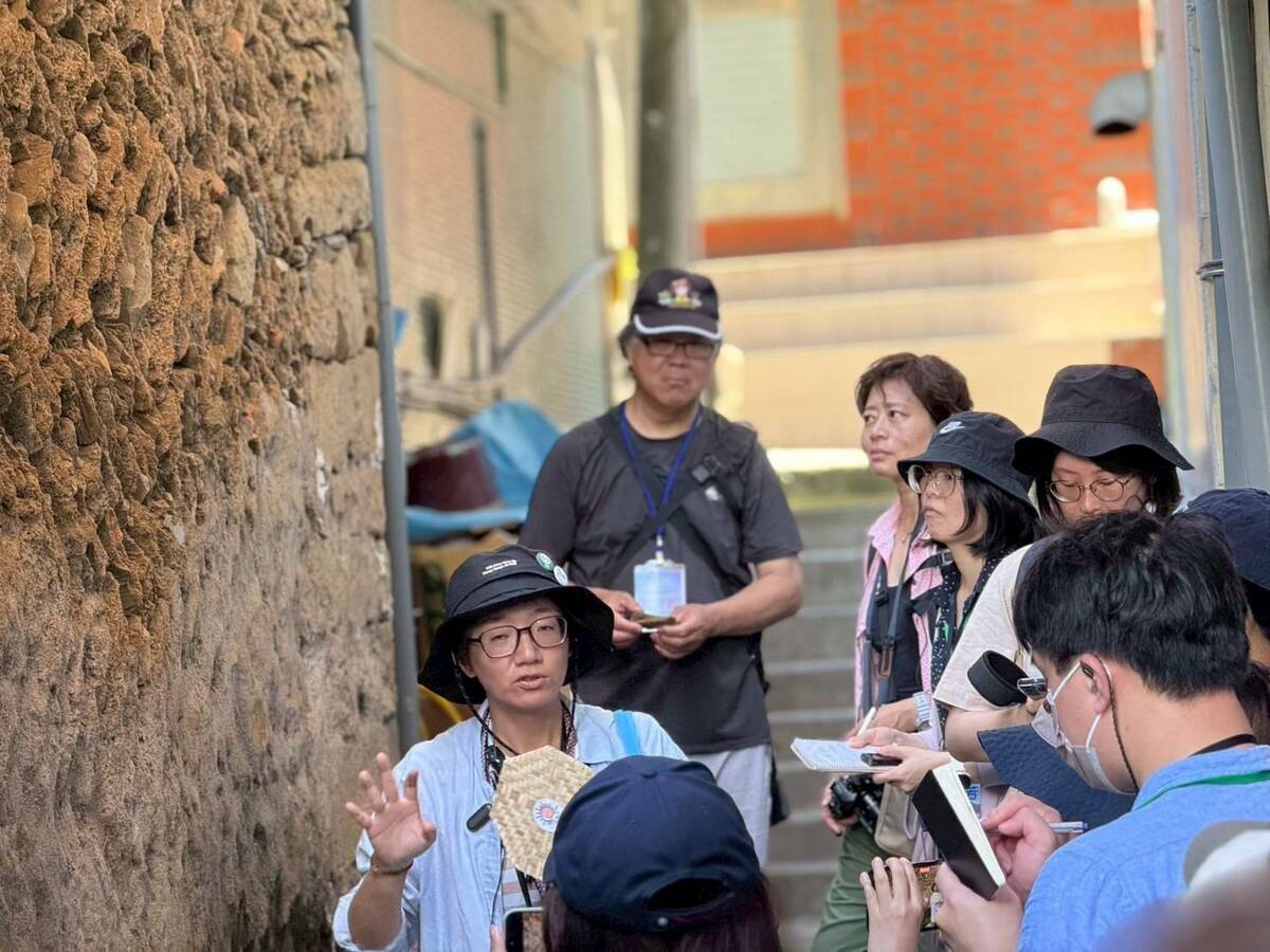 曙旅文化工作室吳函恩分享龍門聚落特有的砂礔厝。 圖：東北角管理處提供