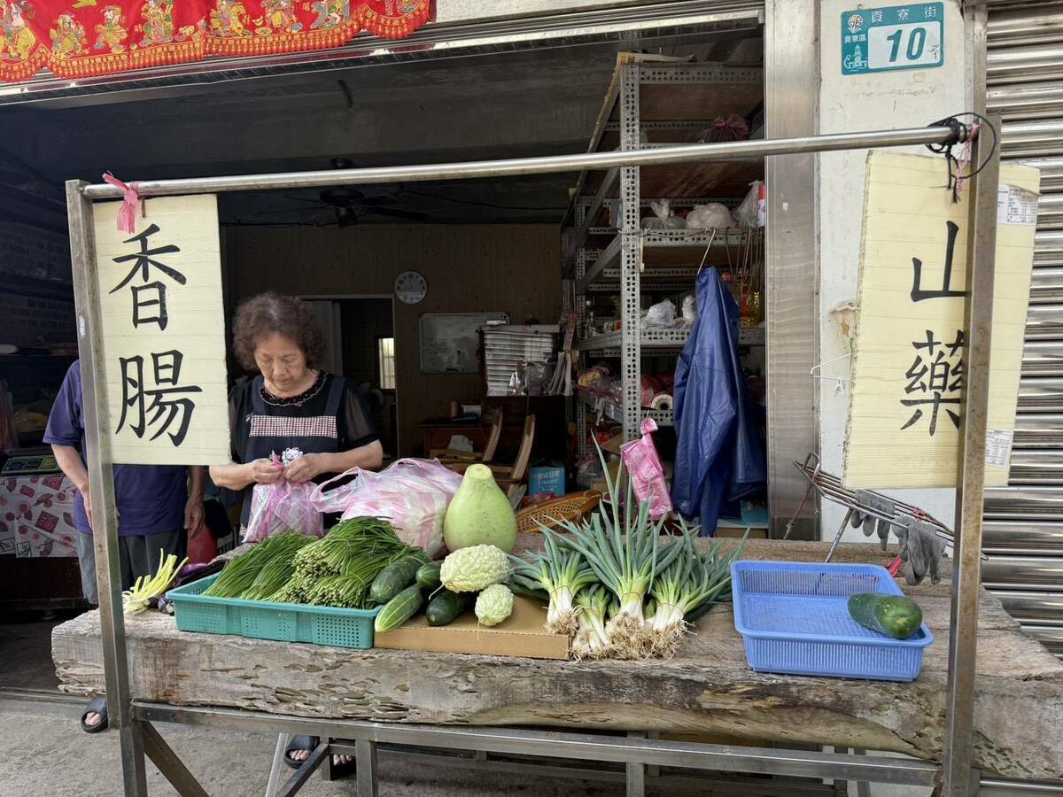 貢寮老街上的生鮮蔬果店實踐地產地銷。 圖：東北角管理處提供