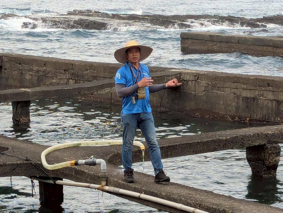 鮮物本舖青農李勝興展示九孔養殖方法。 圖：東北角管理處提供