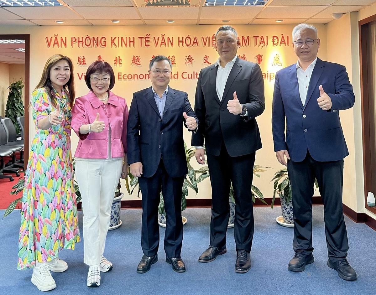 開南大學董事會與學校代表日前拜會越南駐台辦事處。圖右至左為開南大學董事會陳文甲主任秘書、顏志光董事長、潘喬鍾代表、周守民校長、郭怡君國際長。 圖：開南大學提供
