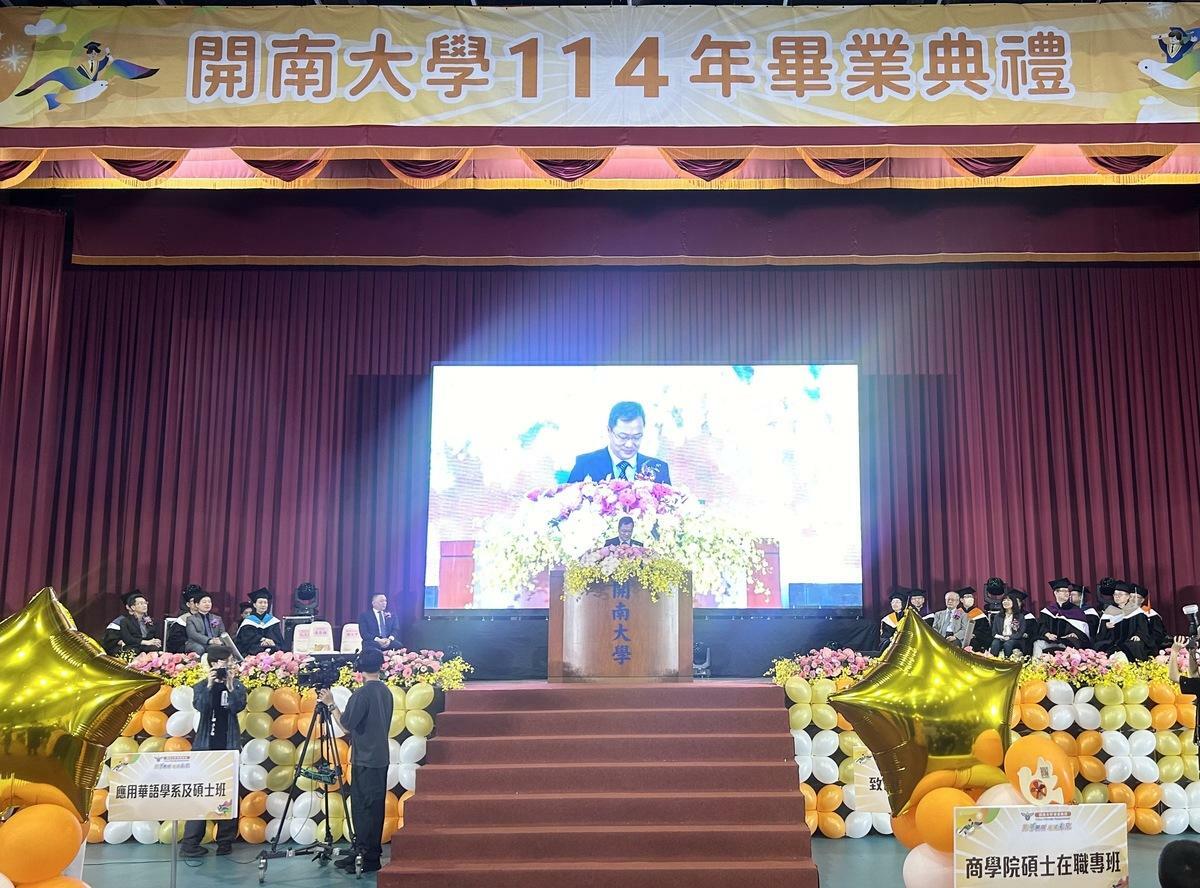 越南駐台北辦事處鍾喬鍾代表在開南大學畢業典禮上致詞。 圖：開南大學提供