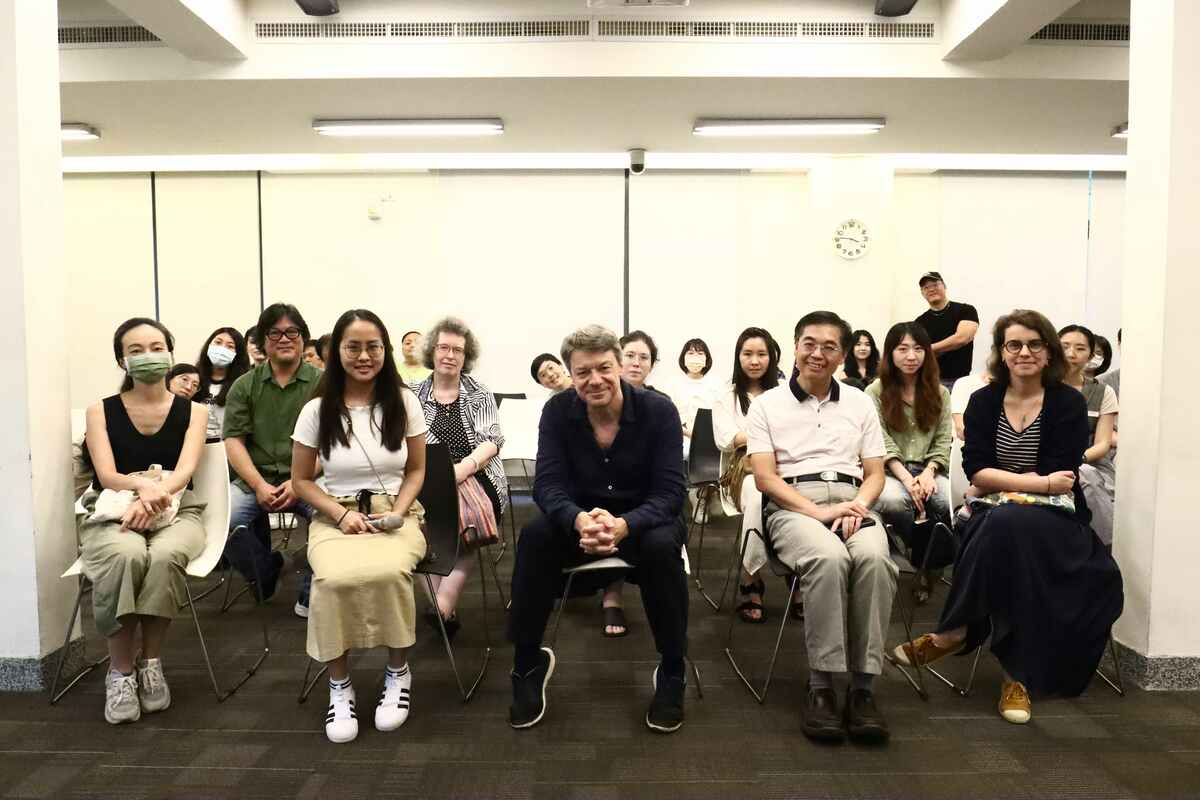 國家人權博物館駐館藝術家勒梅特(圖中)與國家人權博物館館長洪世芳(右2)、法國在台協會代表出版專員柯露斯女士(右1)與現場參與講座者合影。 圖：國家人權博物館提供