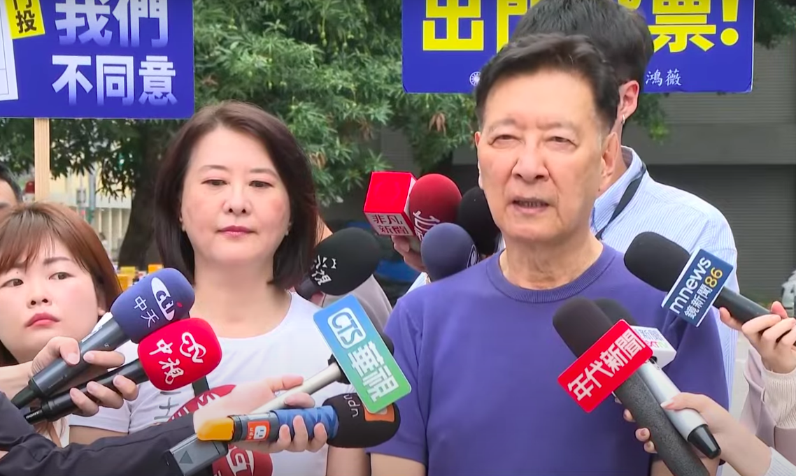 戰鬥藍召集人趙少康今日陪同藍委王鴻薇前往台北市長春市場掃街宣講。 圖：金大鈞/攝
