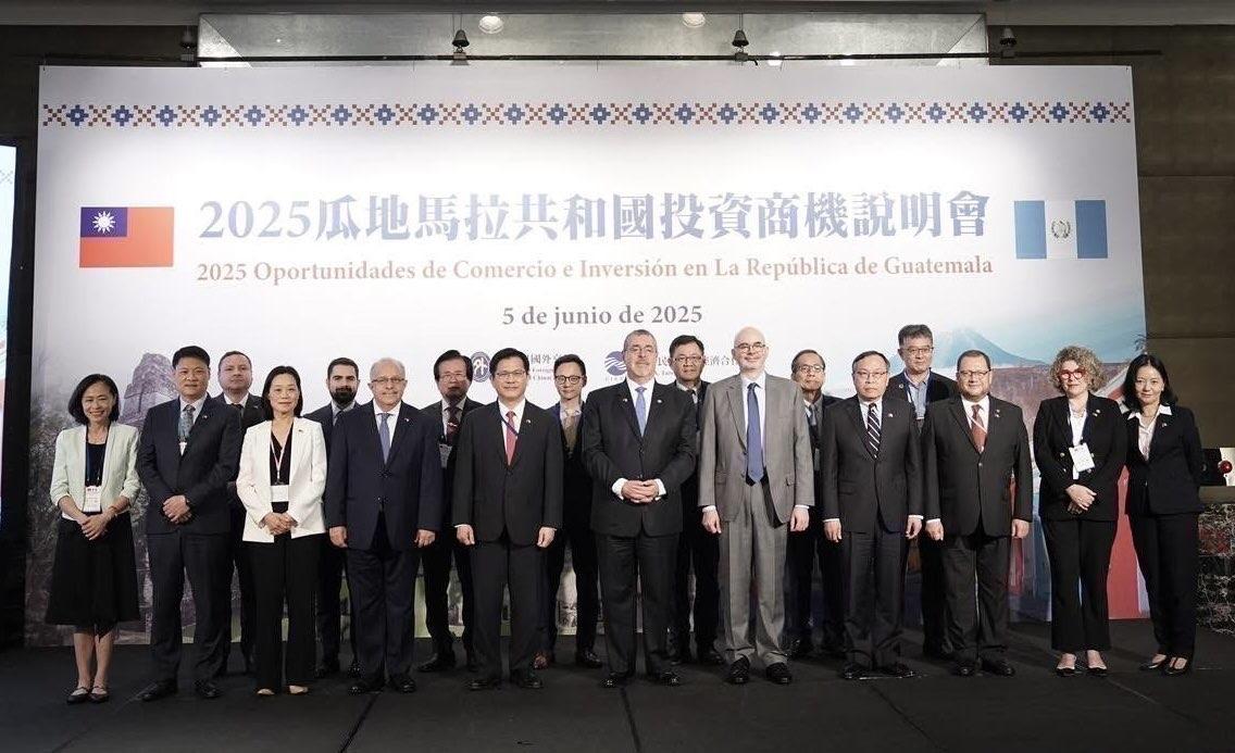 瓜地馬拉總統阿雷瓦洛（Bernardo Arévalo，前排左六）、外交部長林佳龍（前排左五）、美國在台協會處長谷立言（Raymond Greene，前排右五）、中華民國國際經濟合作協會理事長呂桔誠（前排右四）與商機投資說明會與會貴賓合影。 圖：外交部 提供