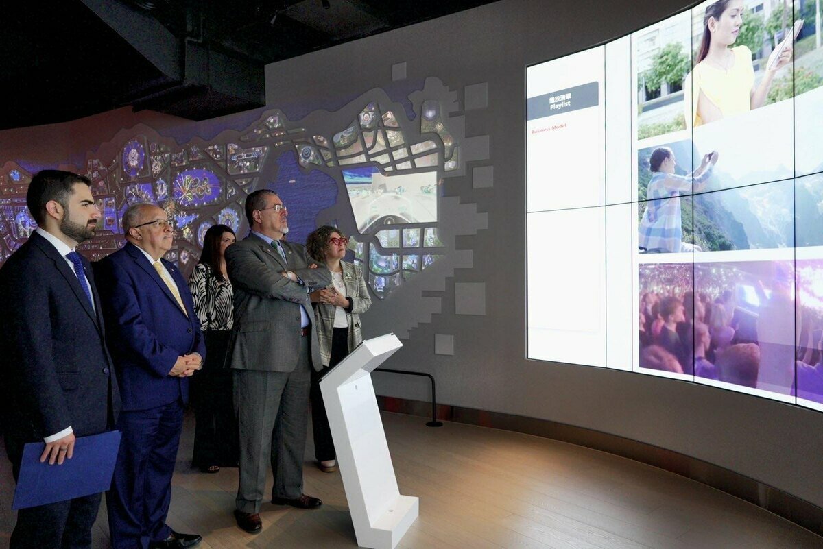 瓜地馬拉總統阿雷瓦洛（Bernardo Arévalo，左四）訪團參訪半導體科技企業情形。 圖：外交部 提供