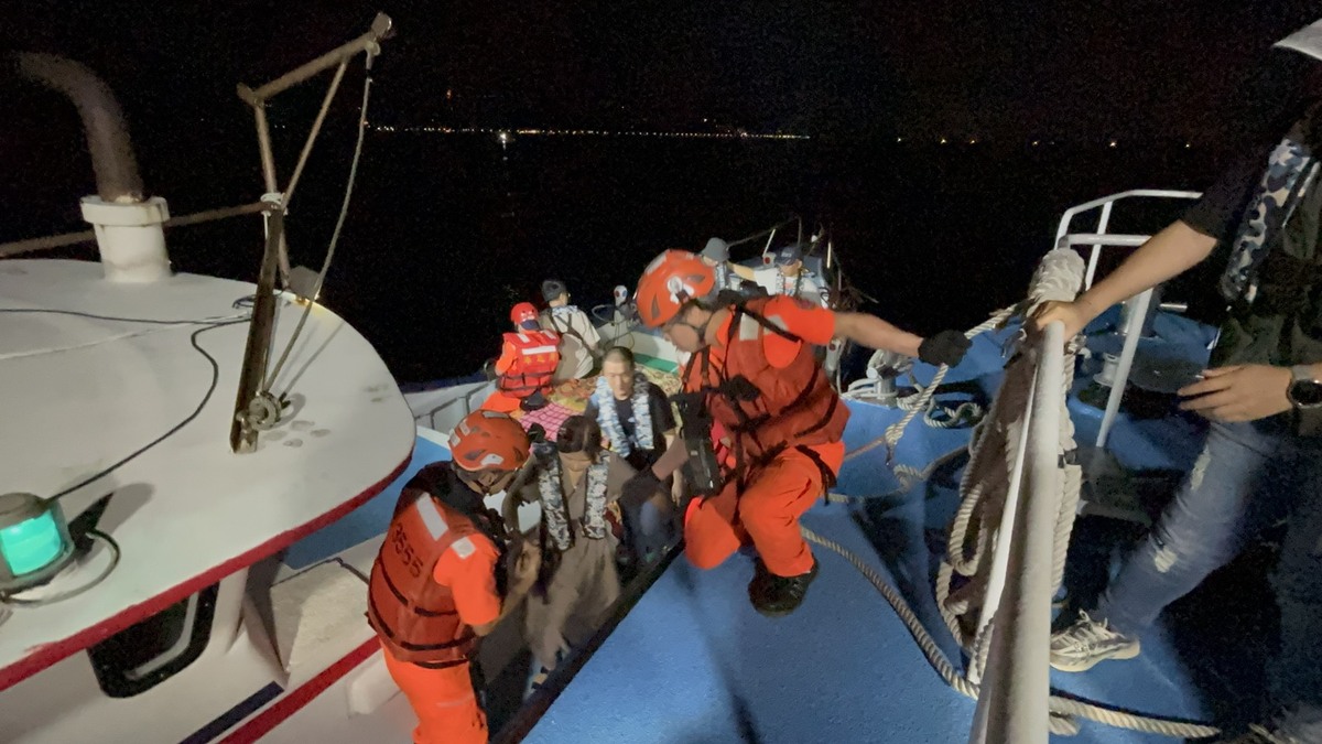 海巡署7日19時許接獲「萬O168」娛樂漁業漁船報案，稱該船於新北市金山外海燭台嶼擱淺，派出3巡防艇救援47人。 圖：海巡署提供
