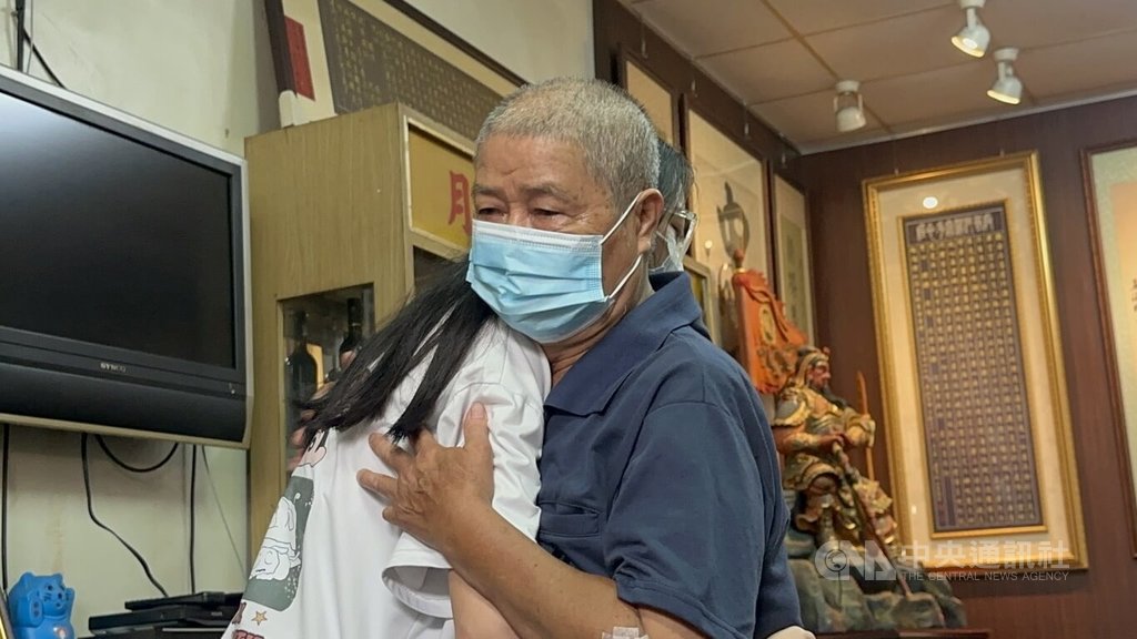 台中市李姓女大生誤信網路徵才廣告，遭詐騙至柬埔寨園區工作，經外交部、刑事警察局駐外聯絡官及各方協助下平安脫困，女大生7日返台，聲淚俱下與阿公相擁。中央社記者趙麗妍攝  114年6月8日