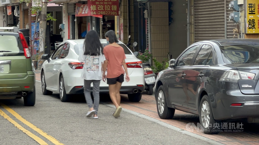 台中市李姓女大生（左）誤信網路徵才廣告，輾轉被帶到柬埔寨，受困詐騙園區，經各方協助平安脫困，7日搭機返台，她8日向協助救援的里長致謝後，與媽媽一同離開。中央社記者趙麗妍攝  114年6月8日