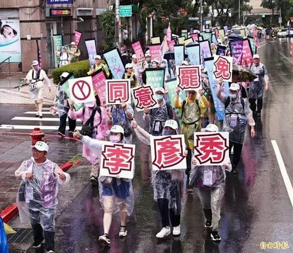 罷免團體「港湖除鏽」於當地時間 7 日發起「除鏽特攻隊」的成立儀式與遊行活動，民進黨內湖區議員也悉數前往現場聲援。曹興誠認為，民進黨議員參與活動的行為，能對參加活動的民眾帶來極大的鼓舞。 圖：翻攝自 曹興誠 八不居士 Facebook 帳號
