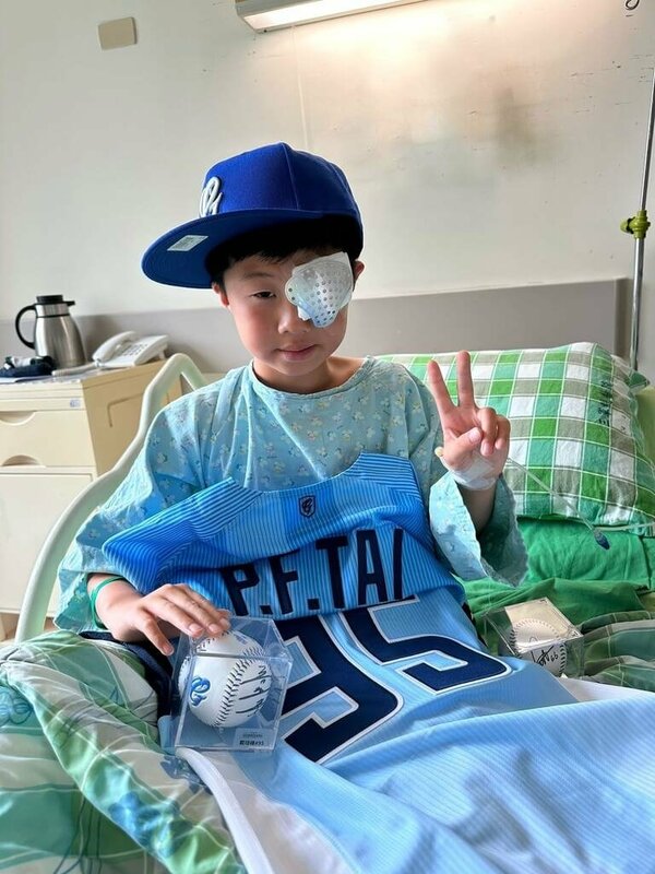 中華職棒7日在新莊棒球場的例行賽有小球迷被界外球打中眼部受傷，主場富邦悍將球團表示，賽後就到醫院探視，並先送上全隊簽名球棒慰問，得知小球迷最喜愛球員是戴培峰及李東洺後，8日再帶著2名球員的祝福及球衣等為小球迷打氣。（富邦悍將提供）中央社記者楊啟芳傳真  114年6月8日