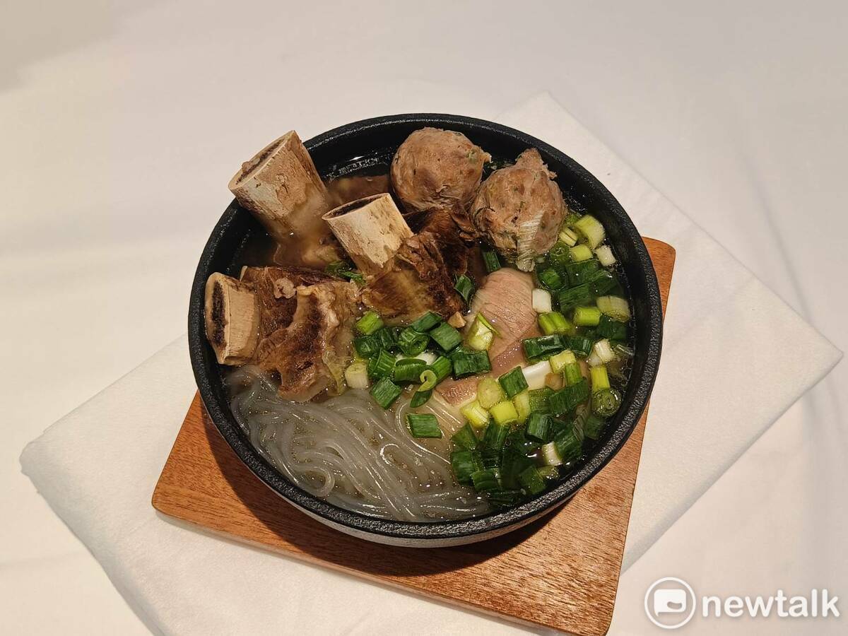 奢華湯品「燉王牛排湯」。 圖：唐復年/攝