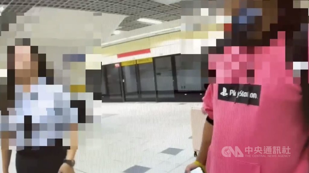 有網友發文指出，北捷台北101/世貿站7日發生乘客追罵事件。北市警方8日表示，經查為31歲鄭姓男子和21歲鄭姓女友搭乘電扶梯時併肩站立，但後方19歲王姓男子因急於上車而不斷催促「借過」，過程中疑發生推擠及辱罵等情事，雙方起口角衝突。（翻攝照片）中央社記者黃麗芸傳真  114年6月8日