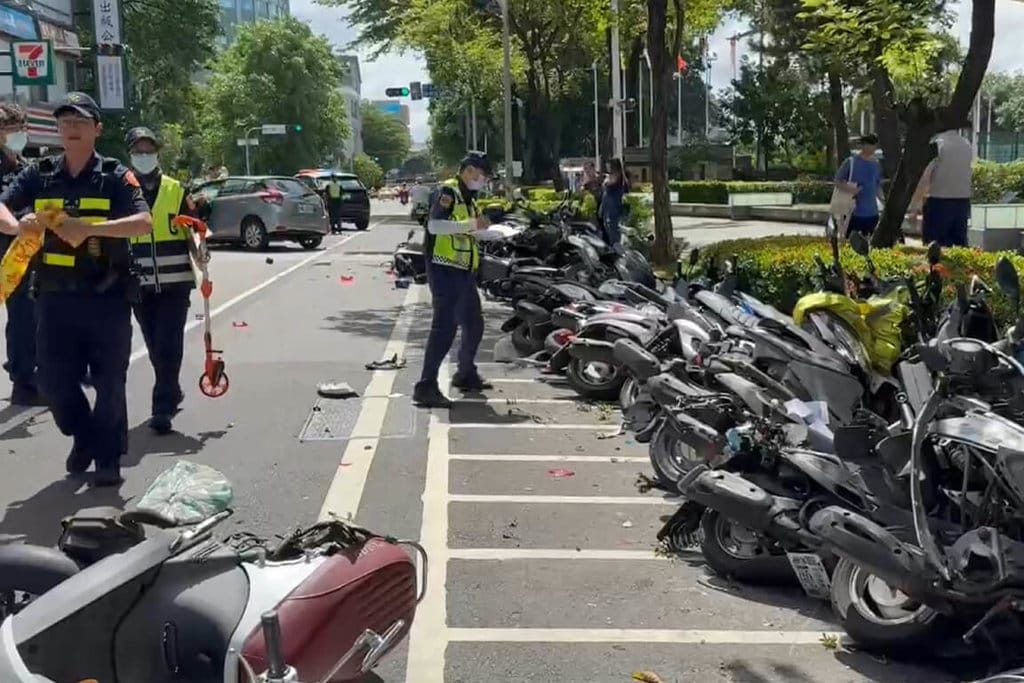 台南市東區勝利路與大學路口8日下午發生7旬婦人駕駛自小客車疑失控暴衝，先追撞機車及腳踏車再撞倒路旁停放機車事故，共造成1死2傷，警方獲報到場蒐證處理。（讀者提供）中央社記者楊思瑞台南傳真  114年6月8日