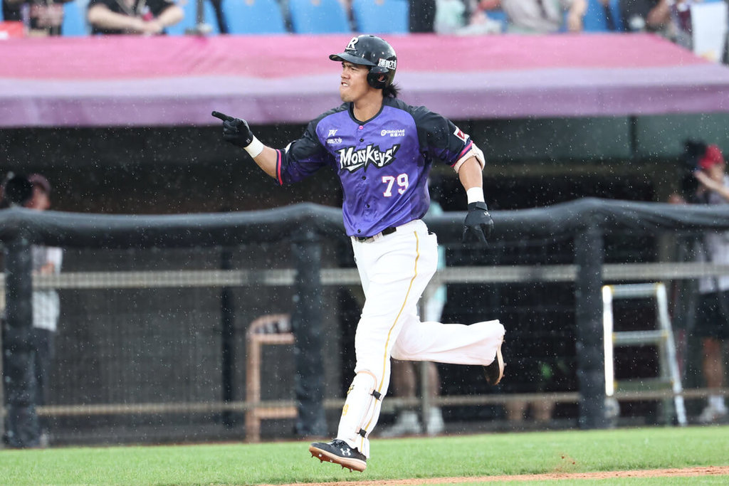 中華職棒樂天桃猿隊野手林智平（圖）7日以40歲76天年齡開轟，改寫自己保持的隊史最年長開轟紀錄。（樂天桃猿提供）中央社記者謝靜雯傳真  114年6月8日