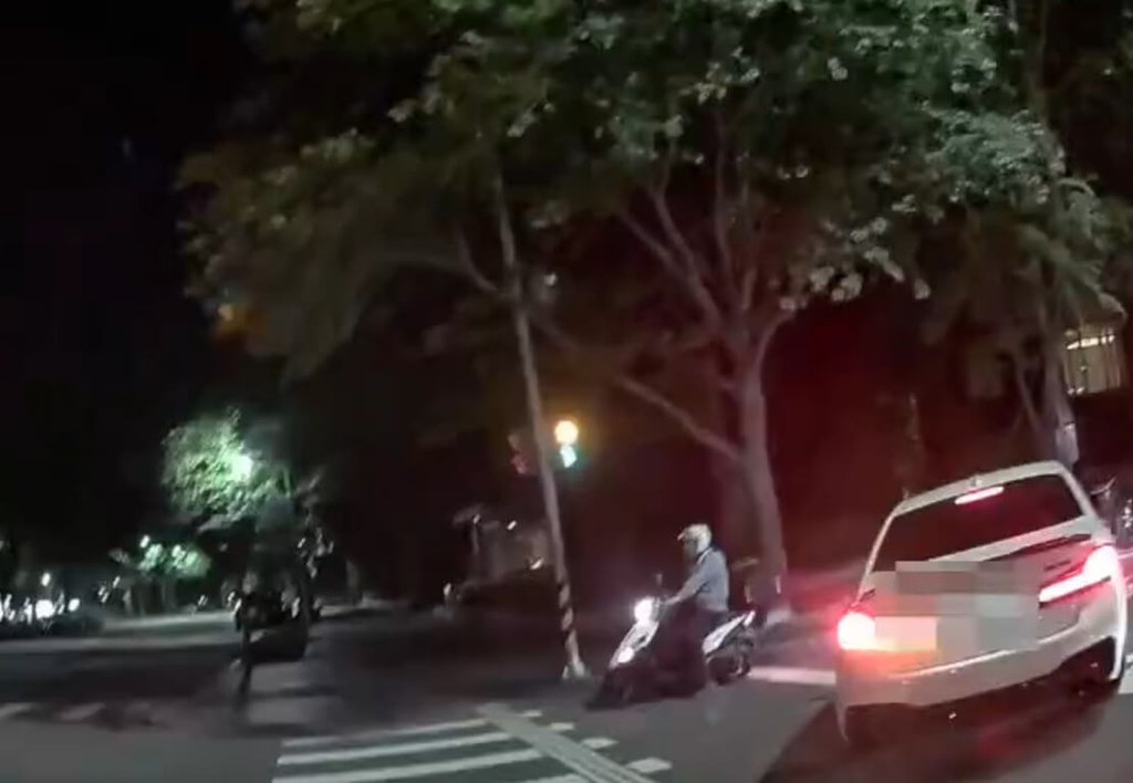 台中西屯區8日凌晨有一輛白色汽車逆向違停在路中央，警方獲報到場盤查，發現男駕駛眼神渙散，車內飄化學異味，隨後當場起獲毒品，男子也被法辦。（民眾提供）中央社記者趙麗妍傳真  114年6月8日