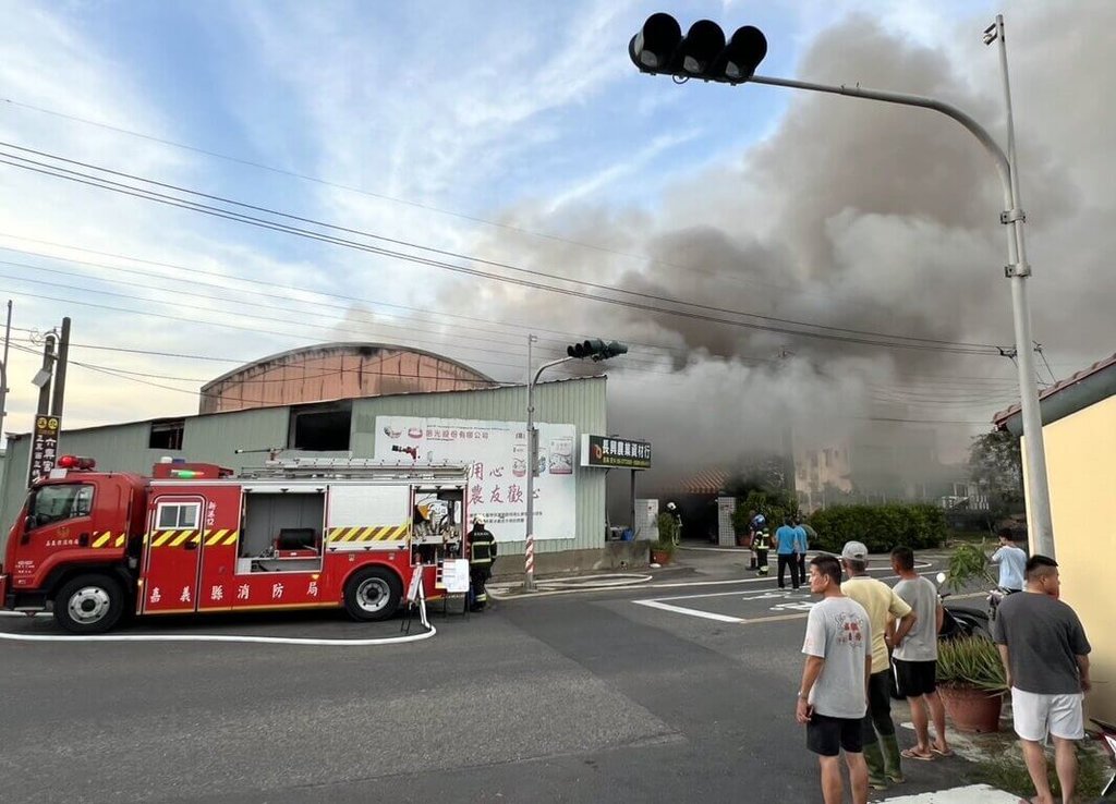 嘉義消防局8日獲報指新港鄉溪北村一處鐵皮倉庫發生火警，消防人車到場時火勢、濃煙竄出，立即布水線灌救，由於倉庫內堆放大量農藥、肥料資材，空氣中瀰漫濃濃刺鼻氣味。（民眾提供）中央社記者黃國芳傳真  114年6月8日