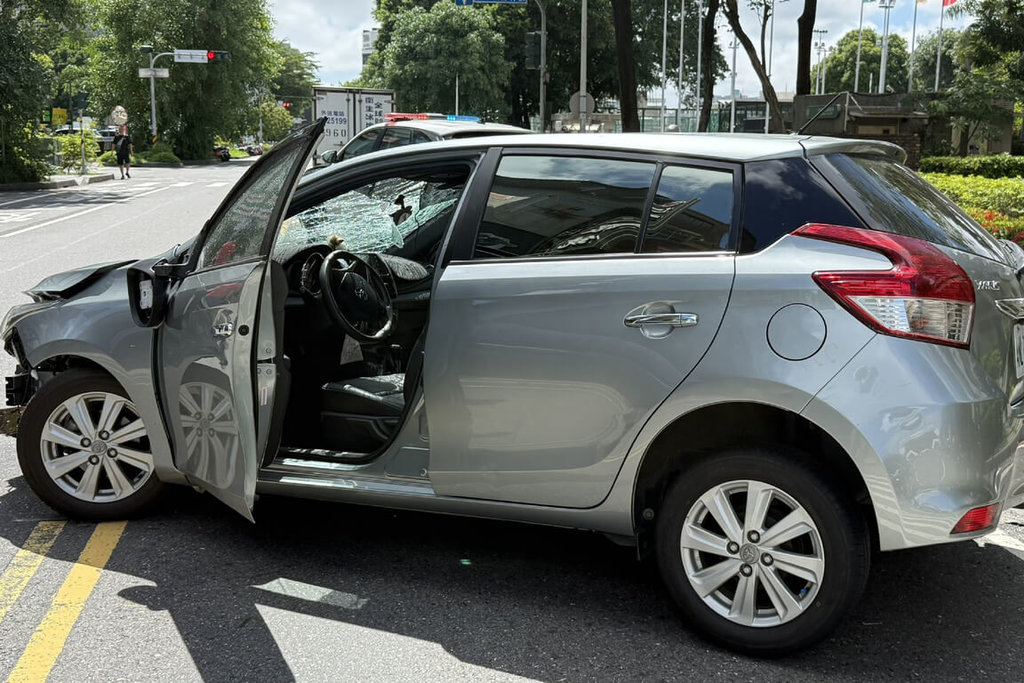 台南市76歲劉姓婦人8日下午開車在東區大學路失控連續衝撞29輛車，初步調查疑因操作不當釀禍，事故共造成1死2傷，肇事車輛車頭及擋風玻璃受損嚴重。（讀者提供）中央社記者楊思瑞台南傳真  114年6月8日