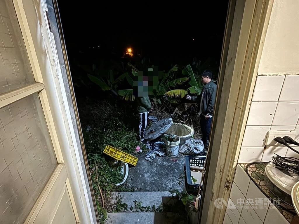 柯姓女子2023年5月間產下1名男嬰，謝姓男友（左）將男嬰淹死，棄屍在台中石岡的水井。圖為2023年5月11日警方根據謝男自首供述到場採證。（翻攝照片）