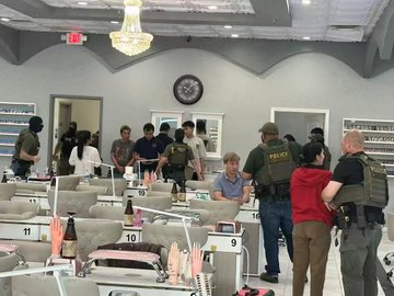 許多非法移民陸續遭到執法單位逮捕，部分非法移民則開始與聯邦官員對峙。 圖：翻攝自 @fang_danie121 X 帳號