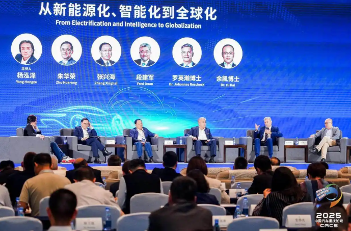 2025 年中國汽車重慶論壇（CACS2025）6 月 6 日在重慶悅來國際會議中心火熱登場，現場不只是科技秀、產業趨勢大討論，更像是一場中國汽車圈的「火藥味大會」。 圖:翻攝自百度