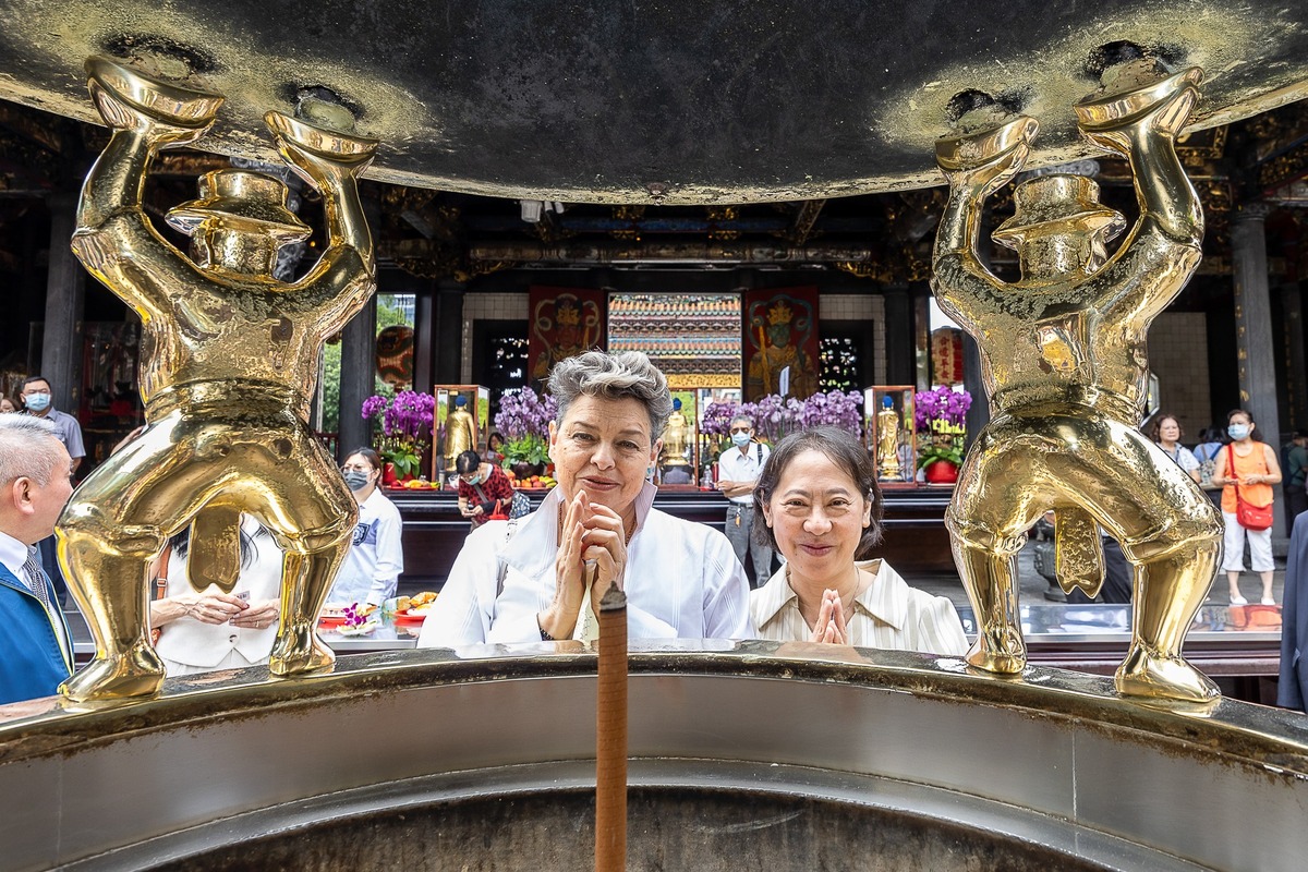 瓜地馬拉總統阿雷瓦洛（Bernardo Arévalo de León）與第一夫人貝娜多（Lucrecia Peinado）近日來台進行國是訪問。外交部長林佳龍特別請夫人廖婉如再訪印象深刻的龍山寺。 圖：擷自林佳龍臉書粉專