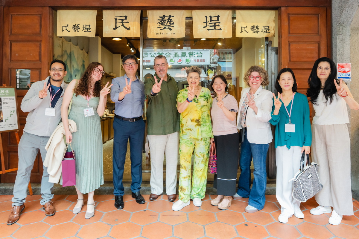 阿雷瓦洛總統也在第二天（6/7）加入廖婉如與貝娜多的行程，共同造訪大稻埕，並由「民藝埕」創辦人周奕成接待，彼此交流台灣文化、社區營造與文創議題。 圖：擷自林佳龍臉書粉專