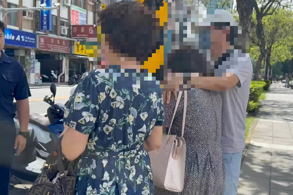 台南76歲劉姓婦人（右2）8日下午駕駛自小客車，於東區大學路失控連續衝撞29輛車，造成1死2傷，案發後劉婦通知家人趕到現場協助，並在路邊等待警方調查。（讀者提供）中央社記者楊思瑞台南傳真  114年6月9日