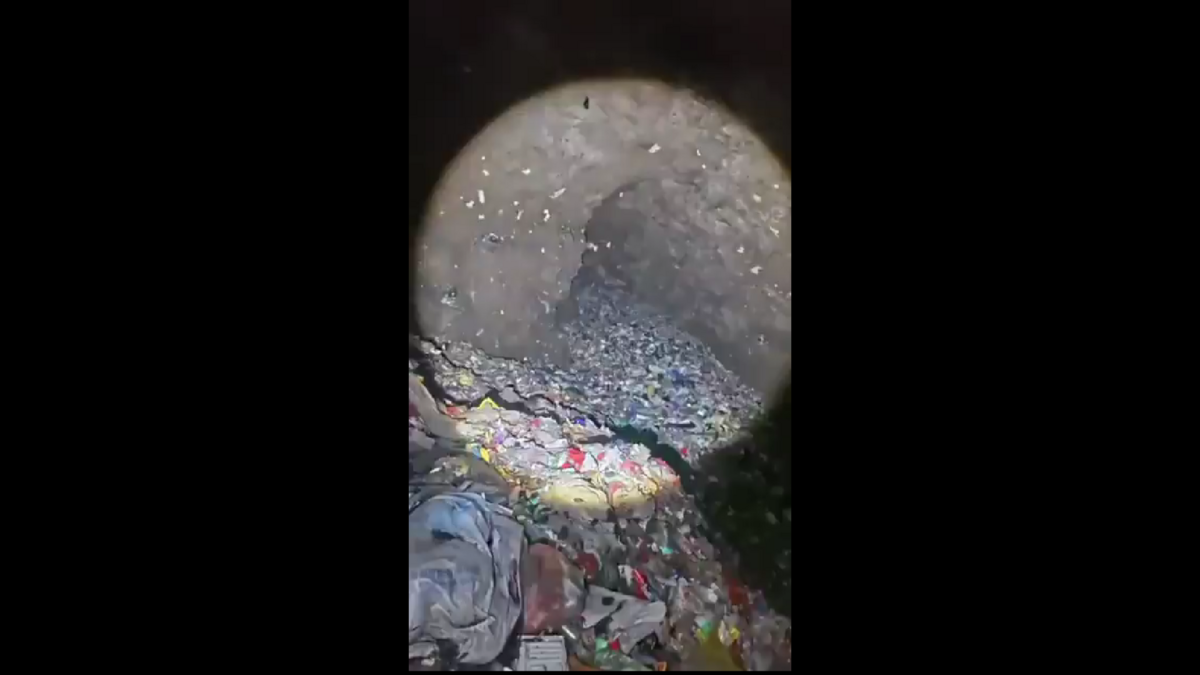 張家界溶洞堆滿垃圾。 圖:翻攝自影片