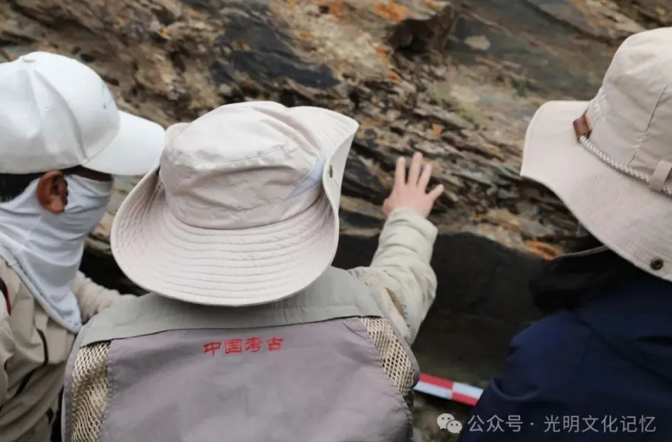 考古隊員在現場分析。 圖:翻攝自光明日報