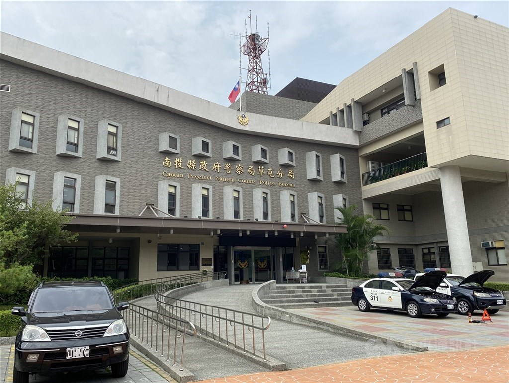 王姓男子因案遭外縣市檢警偵辦，民國114年1月12日至南投縣警察局草屯分局（圖）詢問事情後，走出門口撿起木棍打破警車擋風玻璃，被依損壞公務員職務上掌管之物品罪判刑4月。（中央社檔案照片）
