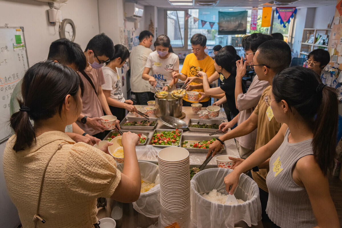 為減輕青年經濟負擔，天河基金會持續開辦「青力親為・千萬祝福」服務學習獎勵計畫，鼓勵背負學貸的年輕人投身公益。有別於往年是從3月29日開始申請，今年申請日期改從7月1日開始，只要在2024年11月1日至2025年10月31日至合作社福單位擔任志工，就能申請1.6萬元獎勵金，有志服務的青年切勿錯過。 圖：天河基金會提供