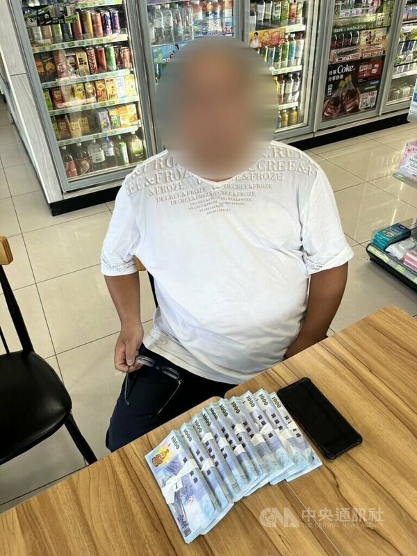 台中陳姓男子誤信詐騙集團，投資虛擬貨幣遭詐騙5次、累計損失近新台幣900萬，詐團還稱可持續投資獲利翻倍，陳男日前配合警方誘捕取款的車手（圖），警詢後依法送辦。（翻攝照片）中央社記者蘇木春傳真  114年6月9日