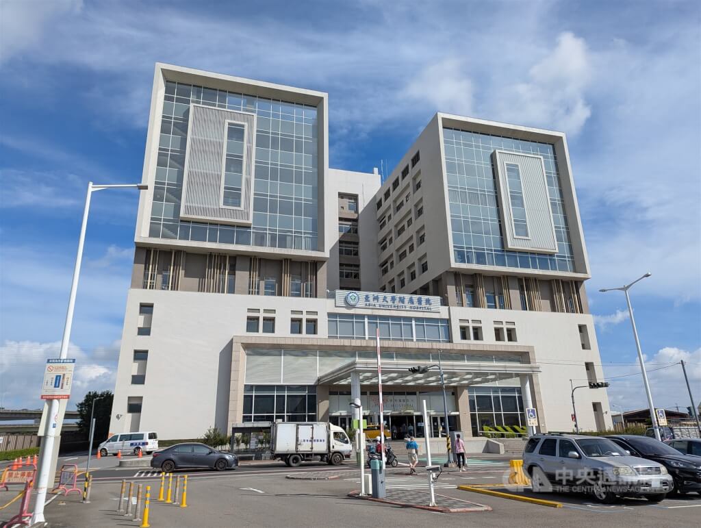 亞洲大學附屬醫院婦科陳姓主任遭控113年間看診時向1名女患者性騷擾，但患者控訴經向台中市政府申訴成立後，該名醫師仍在看診；院方9日表示，若調查屬實，將依規召開人評會議討論懲處。圖為亞大醫院外觀。中央社記者蘇木春攝  114年6月9日