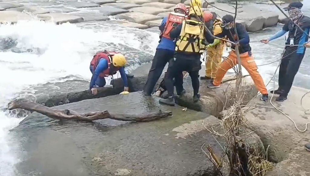 5名越南籍移工8日傍晚前往苗栗縣後龍溪邊烤肉戲水，其中1名男子落水後失蹤，經消防局搜救多時，9日中午發現男子卡在第2攔沙壩消波塊間，已明顯死亡，後續將由檢警相驗，釐清案情。（民眾提供）中央社記者管瑞平傳真  114年6月9日