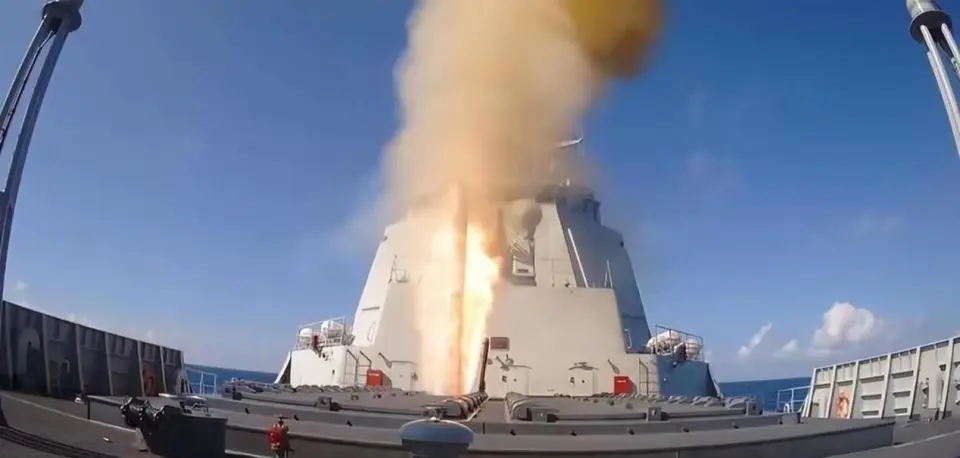 解放軍遼寧艦率18艘艦艇、攜帶超過816個導彈垂直發射彈直抵關島海域。(示意圖) 圖：翻攝自騰訊新聞