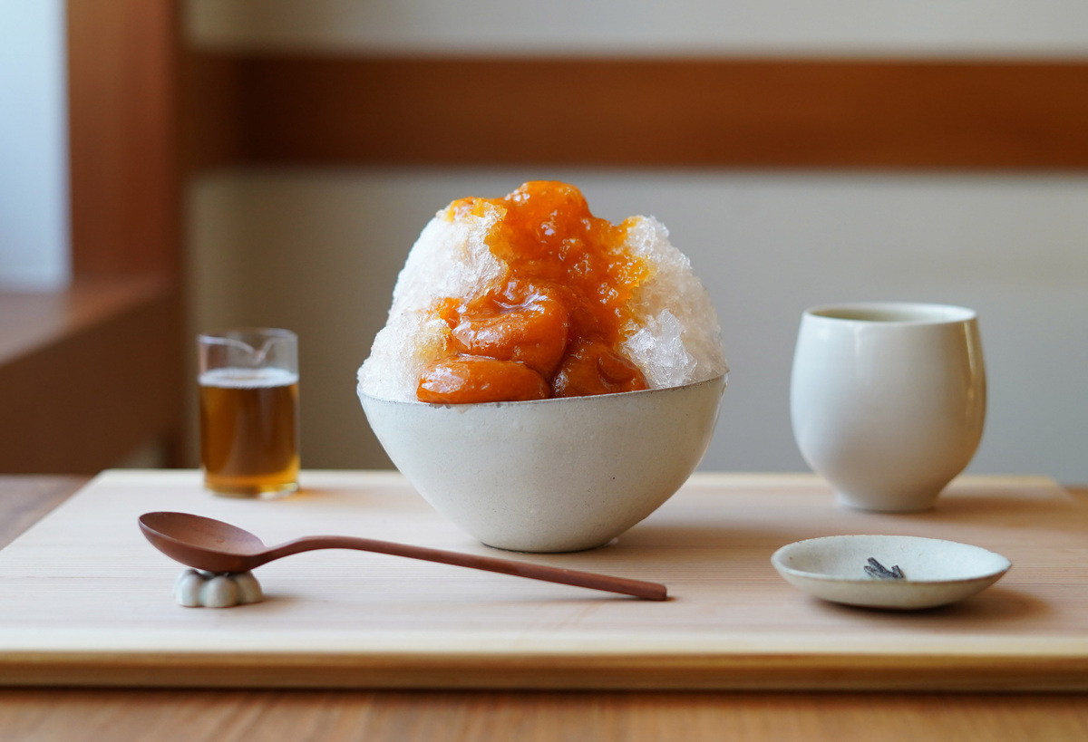 夏季限定登場｜杏子刨冰。自6月下旬起限時供應的「杏子刨冰」，以店主親自前往長野縣千曲地區採摘的稀有杏子，製成果肉蜜與自製糖漿，整體風味酸香濃郁、沁涼爽口，是夏日不可錯過的一品。 圖：©甘味みつや／提供
