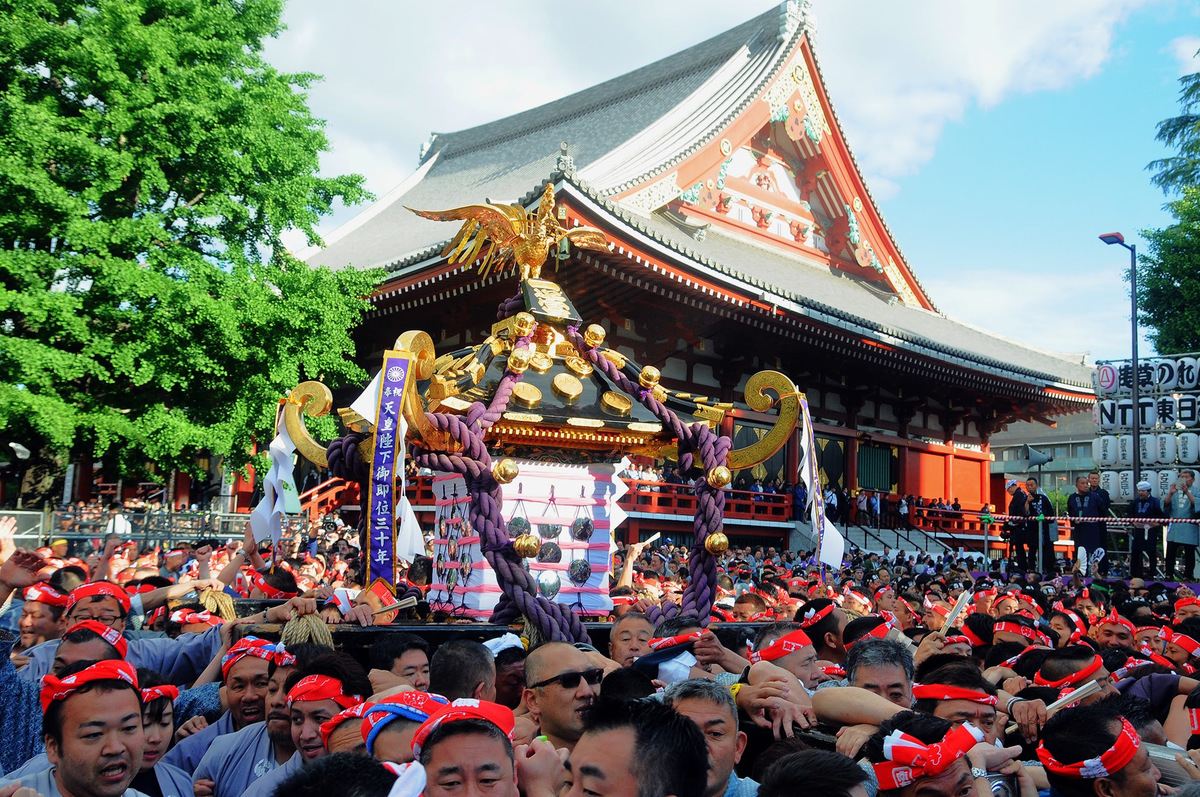 神轎與淺草神社交織成一幅動人的江戶畫卷。 圖：©浅草神社／提供