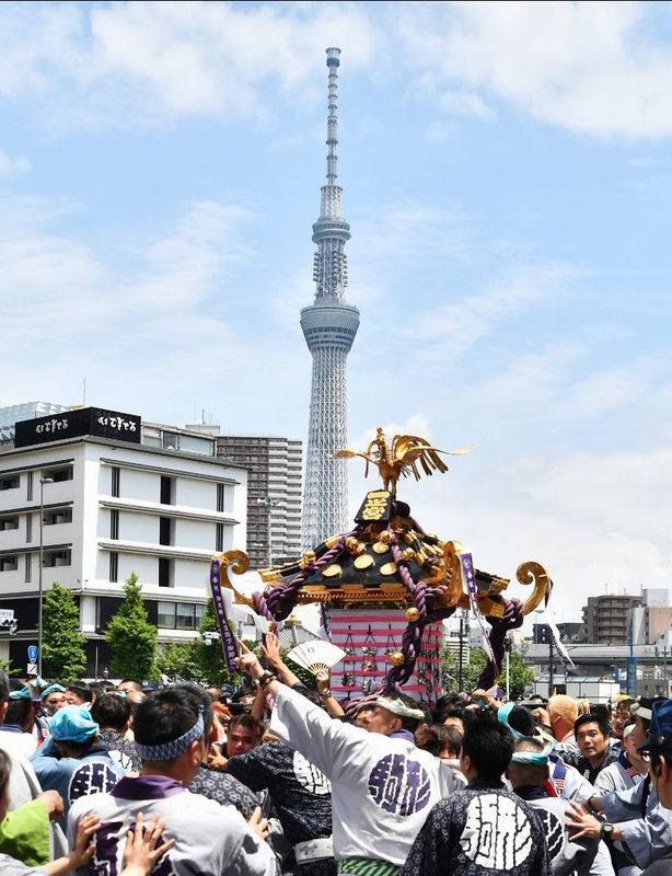 東京晴空塔與神轎交會，古今並陳的景象體現現代與傳統的絕妙融合－江戶傳統代表的浅草三社祭。 圖：©浅草神社／提供