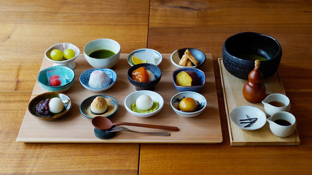 推薦招牌「みつや小皿御膳」，以十二道迷你和菓子組成，包含四款白玉與當季限定甜點，一次盡嚐日本甘味的精粹與四季風情。 圖：©甘味みつや／提供