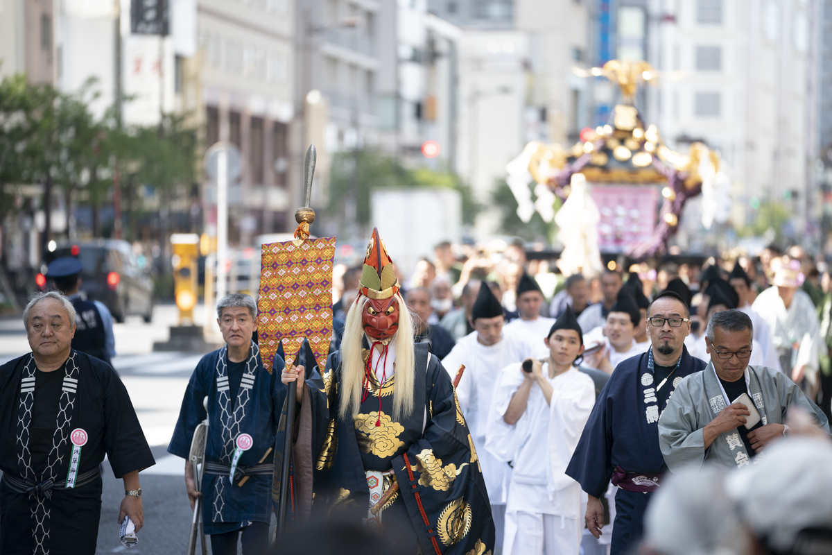 神轎巡遊正式展開，抬轎隊伍穿梭街頭，展現滿滿下町活力與團結。 圖：©浅草神社／提供