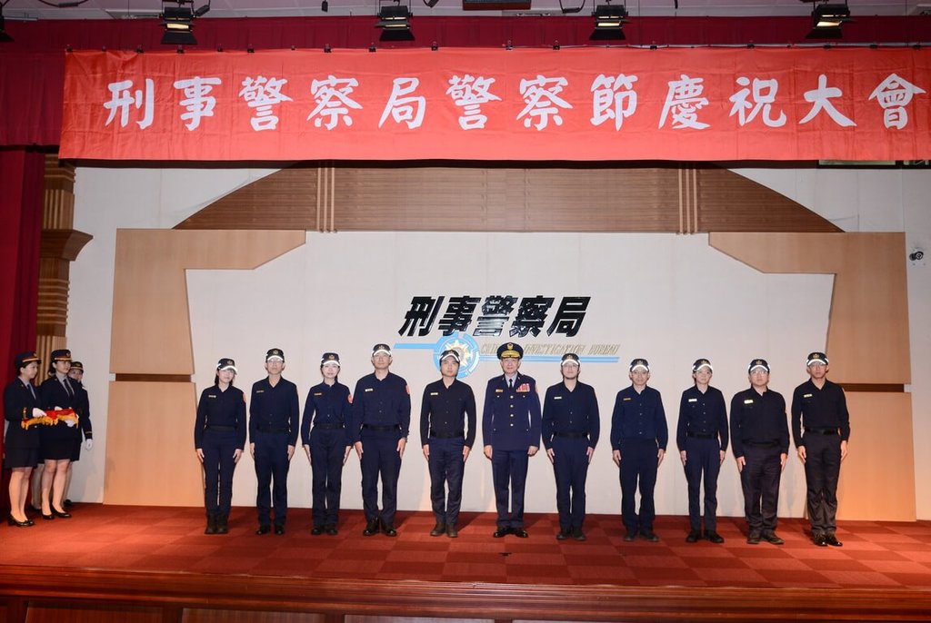 警政署刑事局9日舉辦警察節慶祝大會，由局長周幼偉（右6）親自主持，會中先就陞職及初任警察官人員進行授階，並表揚獲獎的模範警察人員。（刑事局提供）中央社記者黃麗芸傳真  114年6月9日