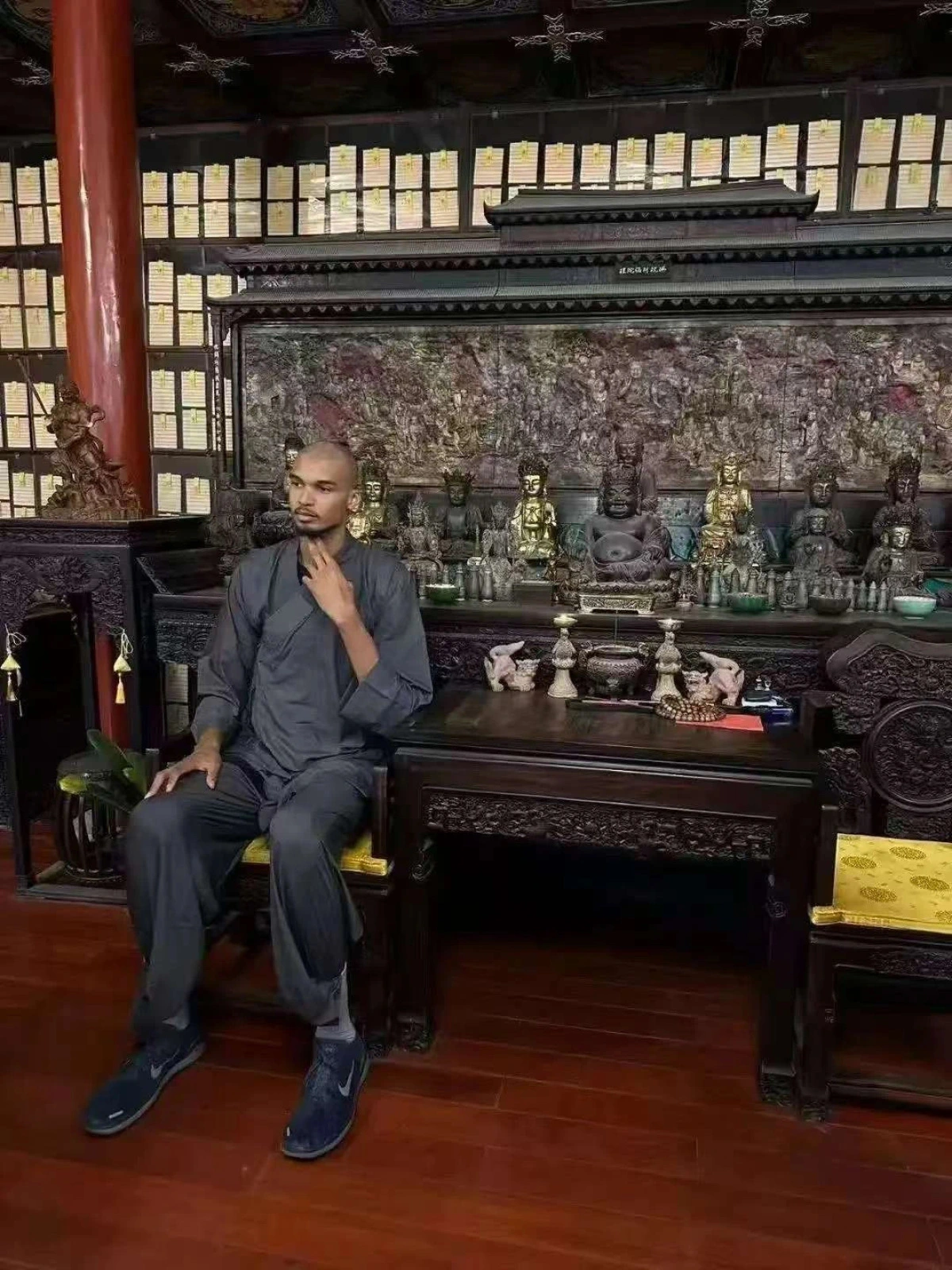 據悉，NBA 新星文班亞馬不僅深陷少林寺文化的魅力，更請寺內師父替他剃度出家，準備進行為期 10 日的修行。 圖：擷取自《騰訊網》