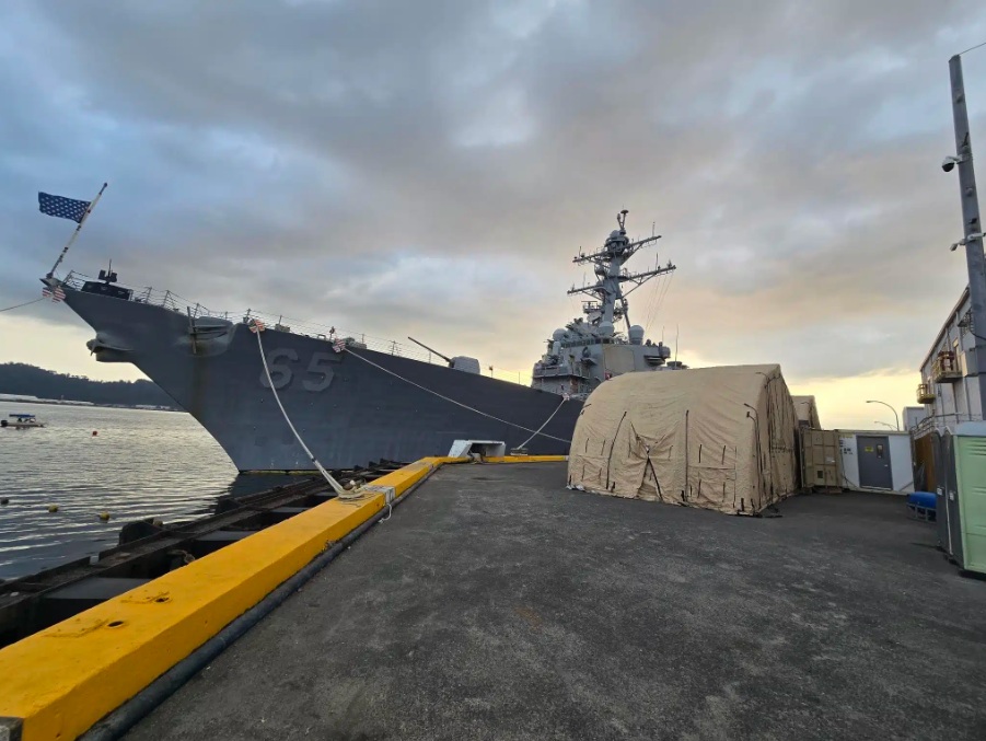 美國海軍「班福德號（USS Benfold，DDG-65）」驅逐艦在菲律賓蘇比克灣進行「戰時維修」模擬演練。 圖：翻攝US NAVY