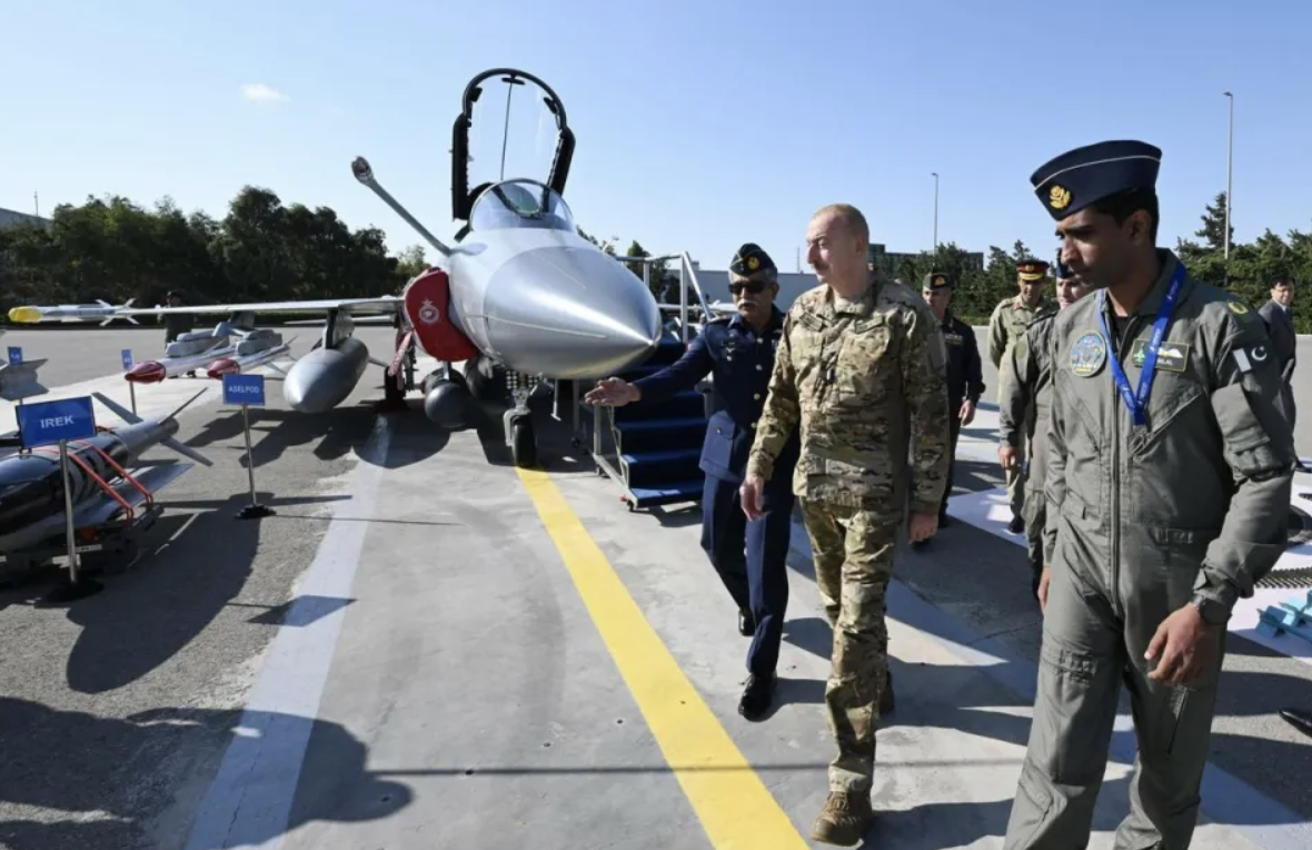 亞塞拜然總統阿利耶夫（Ilham Aliyev）親自參與第 3 批次梟龍戰機（JF-17 Block III）的展示。 圖：擷取自《騰訊網》