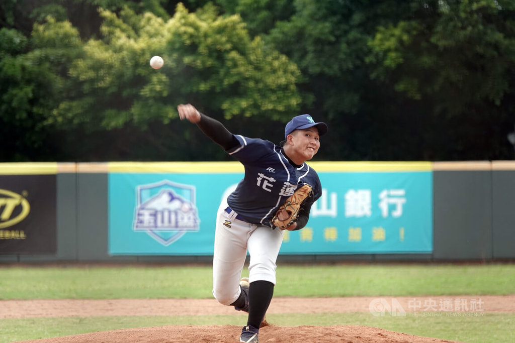 114年玉山盃全國青棒錦標賽花蓮縣高一投手李承洲（圖）9日比賽在7局下面對滿壘危機，連抓3個出局數沒有失分，替球隊守住勝利，以3比2擊敗宜蘭縣。中央社記者謝靜雯攝  114年6月9日