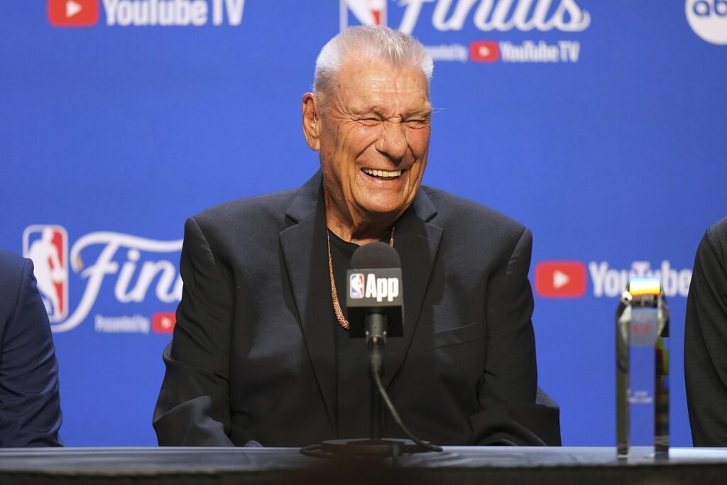 NBA傳奇教頭尼爾森8日獲頒終身成就獎。（美聯社）