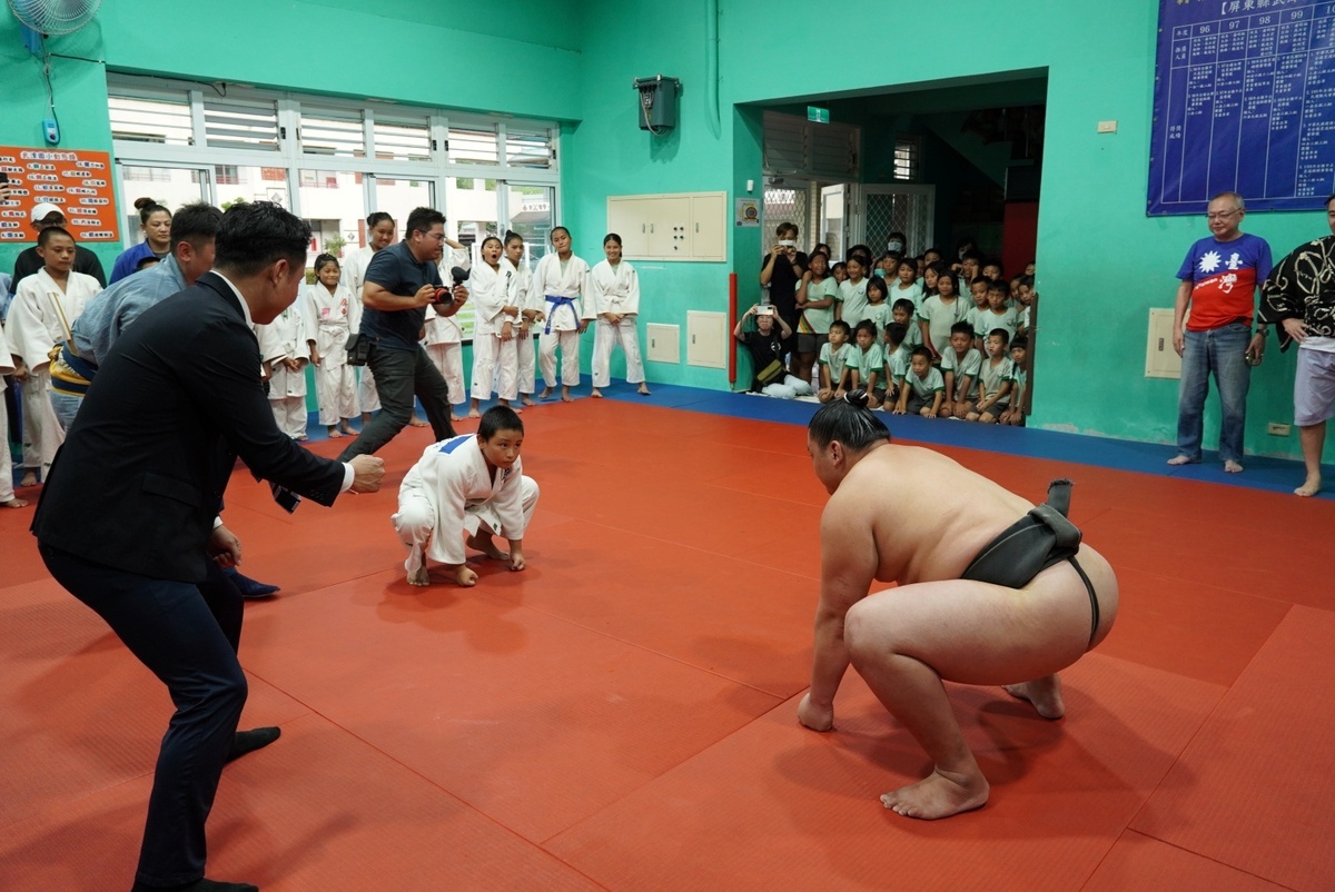 日本相撲力士與武潭國小柔道隊學童進行切磋交流。 圖：屏東縣政府/提供